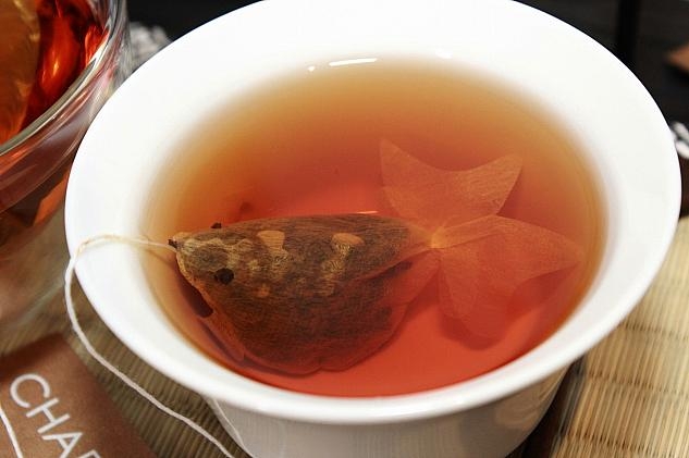 在茶杯里游泳的金魚——金魚茶泡袋包裝設(shè)計